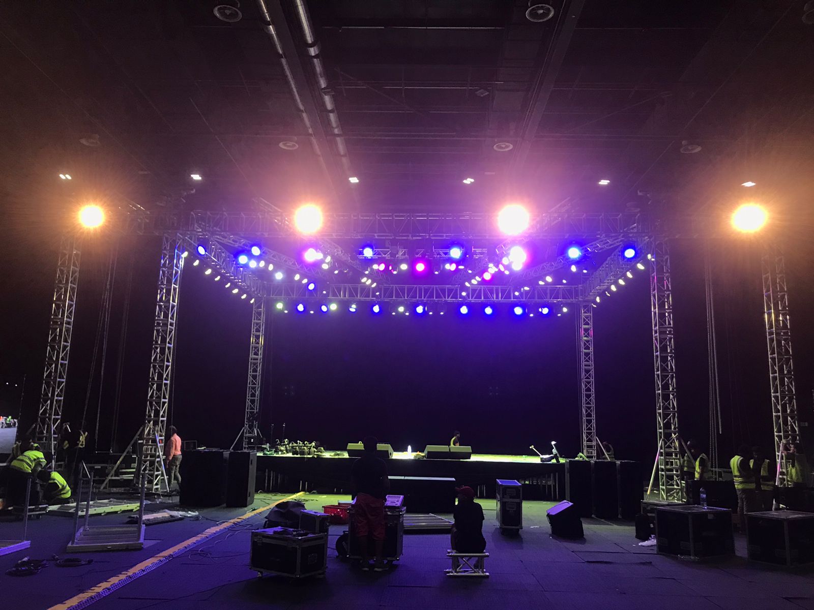 Behind-the-scenes production and rigging